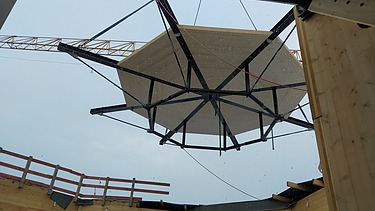 Foto der Holzbaumontage des Globe Theaters in Coburg.