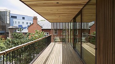 Foto einer Holzterrasse mit Überdachung aus Holz.