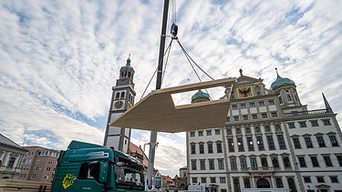 Foto des NEXT500-Pavillons auf dem Augsburger Marktplatz. Sie können die Montage der LENO-Elemente sehen.
