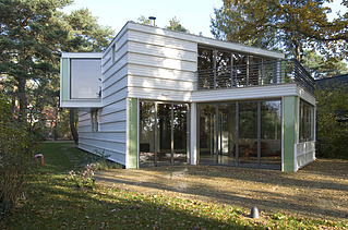 Foto eines modernen Holzhaus. LENO-BSP.