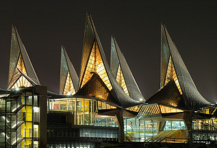 Nachtaufnahme des Gerichtshofs Antwerpen.