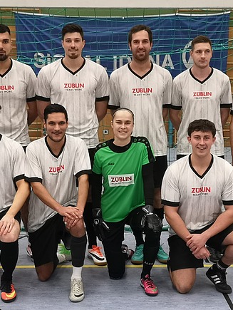 Foto von jungen Personen in Fußball-Trikots.