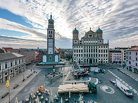 Foto des NEXT500-Pavillons auf dem Augsburger Marktplatz. Sie können die Montage der LENO-Elemente sehen.