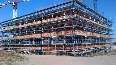 Photo of the Flexim office building in Berlin. Scaffolded wooden building.