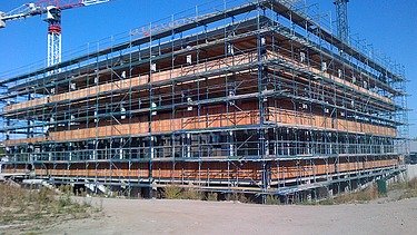 Photo of the Flexim office building in Berlin. Scaffolded wooden building.