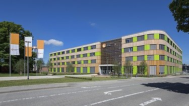 Photo of the Stadtwerke Lübeck administration building. You can see a modern timber construction.