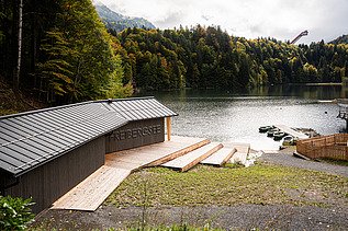 Foto des Bootshauses aus Holz am Freibergsee. LENO-BSP-Elemente.