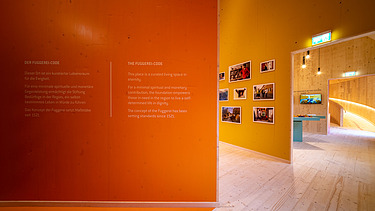 Foto des NEXT500-Pavillons auf dem Augsburger Marktplatz. Sie sehen eine moderne Inneneinrichtung aus Holz.