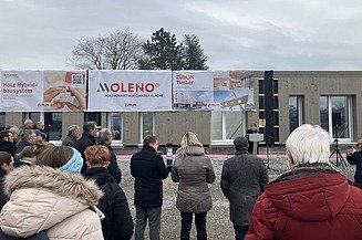 Photo of several people at the laying of the foundation stone for the Quartier project in Kernen.
