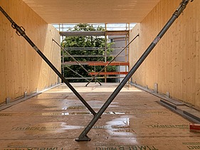 Photo of the timber construction assembly in Stendaler Straße in Berlin. You can see LENO cross-laminated timber elements.
