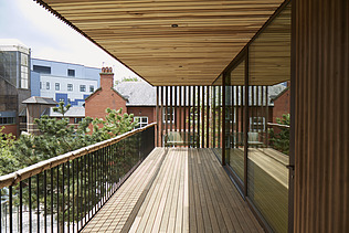 Foto einer Holzterrasse mit Überdachung aus Holz.