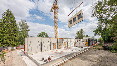 Foto der Montage eines LENO-ADD-Holzelements auf der Baustelle der Schule in Erfurt.