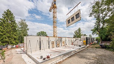 Photo of the assembly of a LENO-ADD timber element on the construction site of the school in Erfurt.