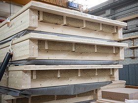 Foto von Kastenelementen aus Holz in der Produktionshalle von ZÜBLIN Timber.