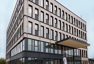 Foto eines mehrgeschossigen Holzbaugebäudes. Büroneubau T3 von ZÜBLIN Timber in Aichach.
