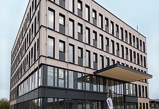 Büroneubau T3 Aichach Foto eines mehrgeschossigen Holzbaugebäudes. Büroneubau T3 von ZÜBLIN Timber in Aichach.