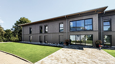 Photo of the parent-child house in Gailingen. You can see a building with a wooden façade.