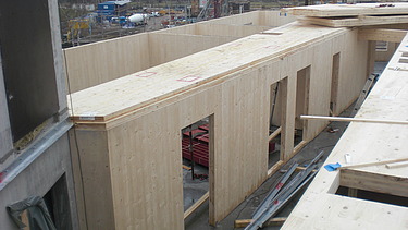 Photo of the assembly of LENO cross-laminated timber elements.