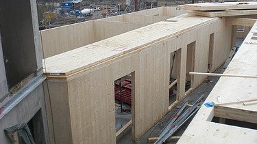 Photo of the assembly of LENO cross-laminated timber elements.