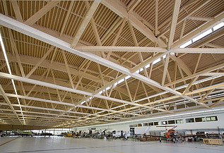 Montagehalle Pilatus CH-Stans Foto der Montagehalle Pilatus CH-Stans. Zu sehen ist eine große Brettschichtholz-Dachkonstruktion.