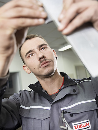 Bild eines Auszubildenden, der gerade ein Gerät überprüft.