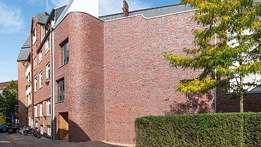 Foto eines Holzhauses mit Klinkerfassade.