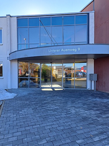 Foto des Eingangsbereichs der Zweigstelle ZÜBLIN Timber in Leutkirch.