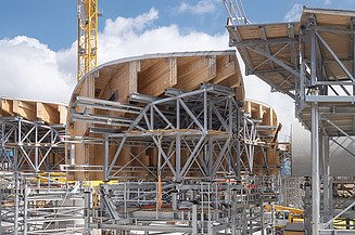 Ingenieurholzbau und Freiformflächen von ZÜBLIN Timber. Projekt Stuttgart 21 Foto der Holzschalen für das Projekt Stuttgart 21 auf der Baustelle.