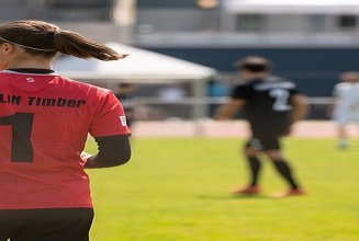 Photo of a ZÜBLIN-Timber soccer player on the field.