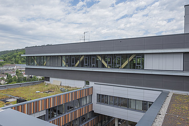 Außenaufnahme des Landratsamts in Calw. Man sieht ein Gebäude mit Flachdach.