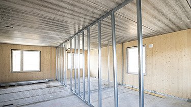 Foto eines Rohbaus. Zu sehen sind Holzwände. 
