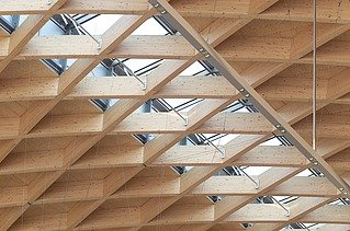 Detailed photo of the wooden roof construction of the Warnow Hansa exhibition hall in Rostock.