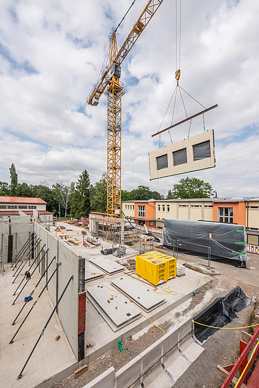 Foto der Montage eines LENO-ADD-Holzelements auf der Baustelle der Schule in Erfurt.