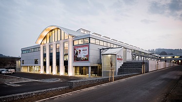 Foto des MEGA-Markts in Stockach. Nachtaufnahme des beleuchteten Gebäudes.
