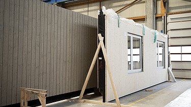 Foto von LENO-ADD-Außenwände in der Produktion von ZÜBLIN Timber 