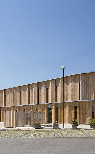 Campeon Infineon daycare center, Neubiberg Exterior photo of the Campeon Infineon daycare center in Neubiberg. You can see a building with a wooden façade.