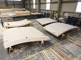 Foto von LENO Brettsperrholzelementen in der Produktionshalle von ZÜBLIN Timber.