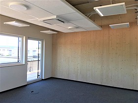Photo of the administration building in Nalbach. Walls/ceilings made of LENO cross laminated timber and HRB.