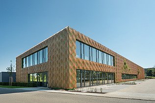 Foto einer Lagerhalle aus Holz und mit Holzfassade. Logistikzentrum Elobau, Leutkirch.
