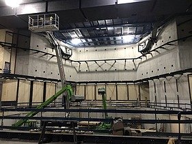 Photo of the installation of the wooden acoustic elements in the interior. Interim venue Gasteig project in Munich. 