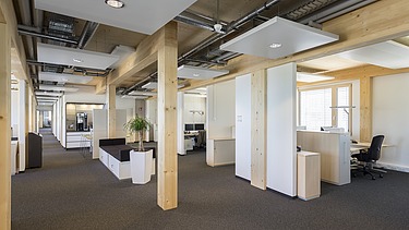 Photo of the Stadtwerke Lübeck administration building. You can see a modern office space.