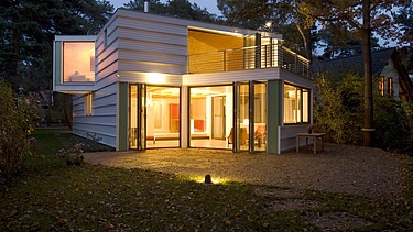Foto eines modernen Holzhaus. LENO-BSP. Abendstimmung.