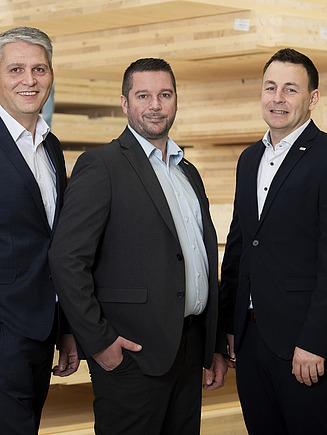 Gruppenbild der Manager von ZÜBLIN Timber. Simon Pfeffer, Christian Scholz, Roman Kreutmayr
