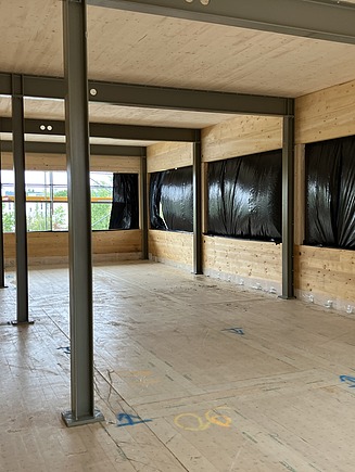 Die Hauptmontage der Holzkonstruktion wird bereits Mitte Oktober abgeschlossen sein.