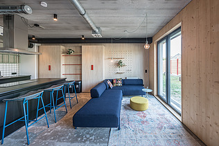 Photo of the student hall of residence in Golm. You can see a furnished common room.