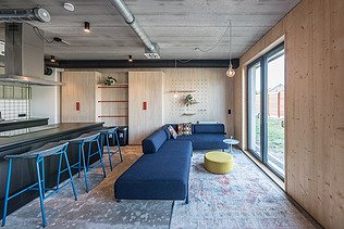 Photo of the student hall of residence in Golm. You can see a furnished common room.