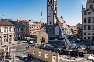 Photo of the NEXT500 pavilion on Augsburg's market square. You can see the assembly of the LENO elements.