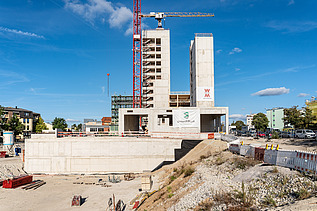 Foto der Montage des UmweltHauses in Nürnberg. Man sieht einen Rohbau aus Holz.