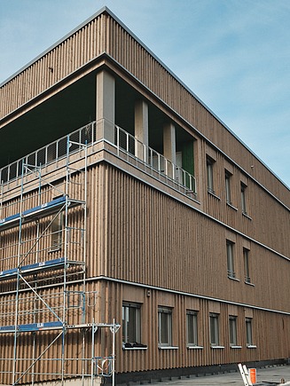 Timber frame exterior walls with pre-assembled window elements and a tongue and groove timber façade