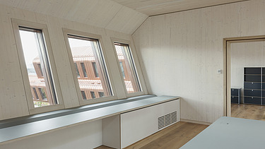 Photo of an interior with visible wooden walls and ceilings at the Metropolitan School Berlin.